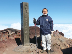 浅間大社奥宮の調査(2014年)で富士山頂を訪れた際の大高さん