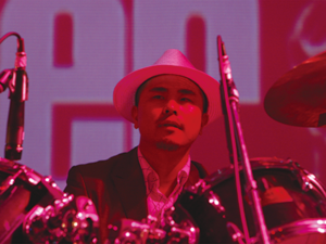 ドラムを演奏する川村さん
