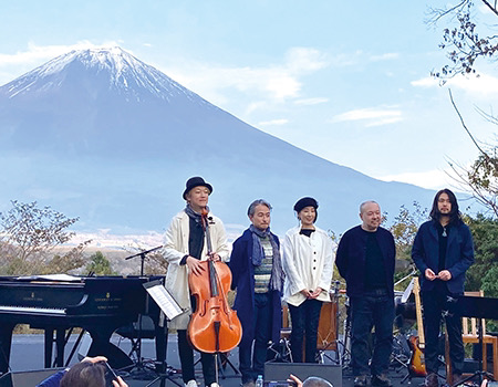 11/18のコンサートは富士山を背景に野外ステージで行なわれた。左から伊藤ハルトシ(チェロ)、コモブチキイチロウ (ベース)、宮野寛子(ピアノ)、岡部洋一(パーカッション)、藤本一馬(ギター)。