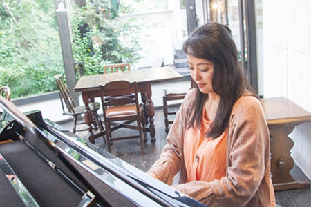 芸術空間あおきでピアノを弾く屋久綾乃さん