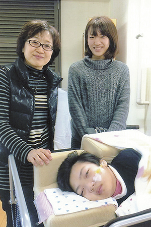 沖侑香里さんと母・眞須美さん、妹・茉里子さん