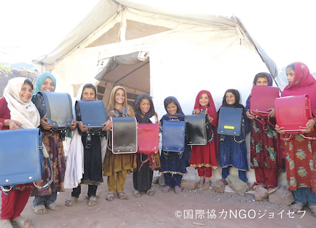 アフガニスタンに贈られたランドセルと少女たち