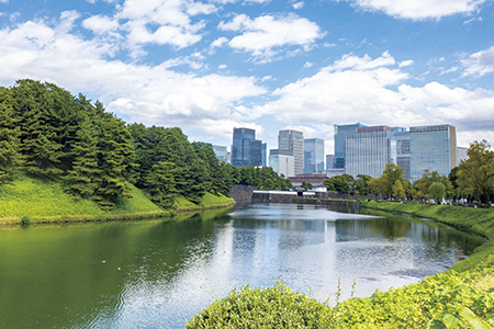 丸の内ビジネス街の高層ビル群と皇居